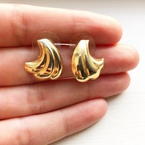 Chic vintage small gold shell stud earrings